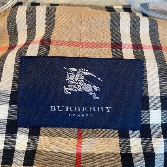 BURBERRY Vintage Raincoat w/Hood - Picture 13 of 16